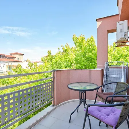 Charming 1-bedroom In Ravda By Flat Mаnаger 内塞伯尔
